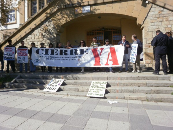 Activistas se manifiestan en el CIE de La Piñera. / IE