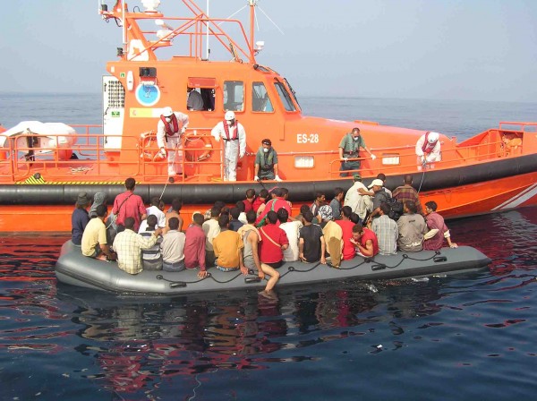 Operarios de Salvamento Marítimo rescatan a una patera a la deriva. /SM