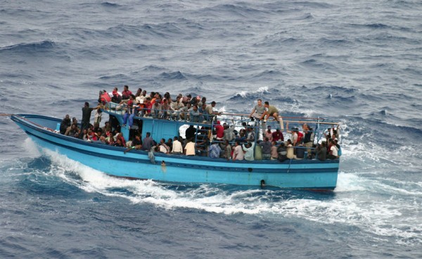 Un barco que transportaba a los solicitantes de asilo y migrantes en el mar Mediterráneo. Foto: ACNUR / L.Boldrini