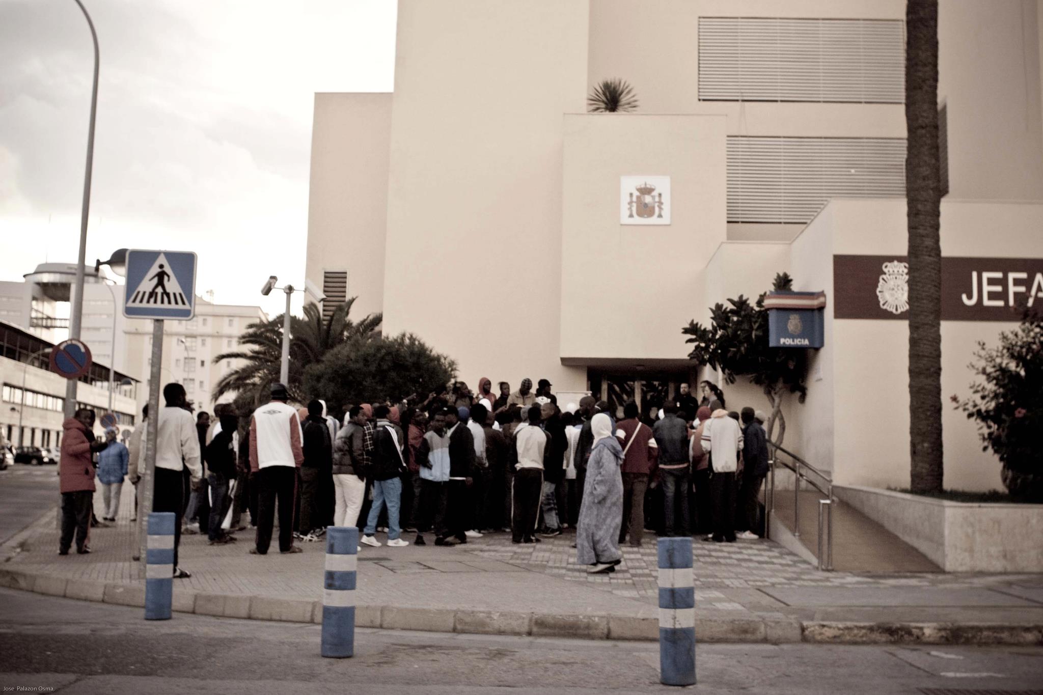 Migrantes aguardan a las puerta de la Jefatura de la Policía de Melilla solicitando ser trasladados a la península. / J.P