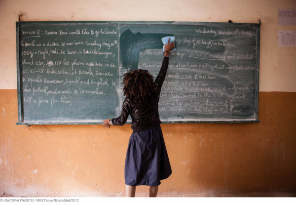 Una niña limpia una pizarra de su escuela, en Bamako, la capital de Malí./ UNICEF