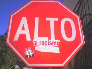 Fotografía de una señal de Alto en México contra el racismo. / Flick