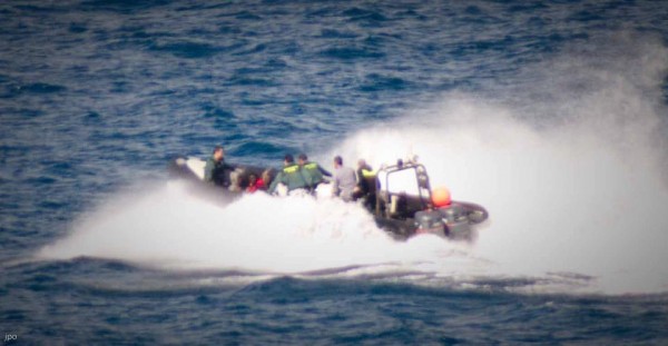 Patrullera de la Guardia Civil trasladando a los migrantes a Marruecos. / J.P