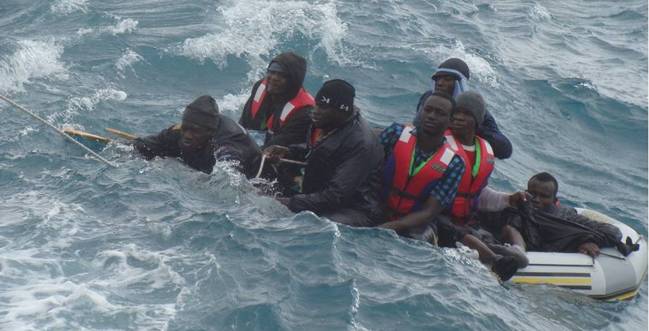 Salvamento marítimo rescata a unos migrantes en una balsa en el estrecho. / S.M