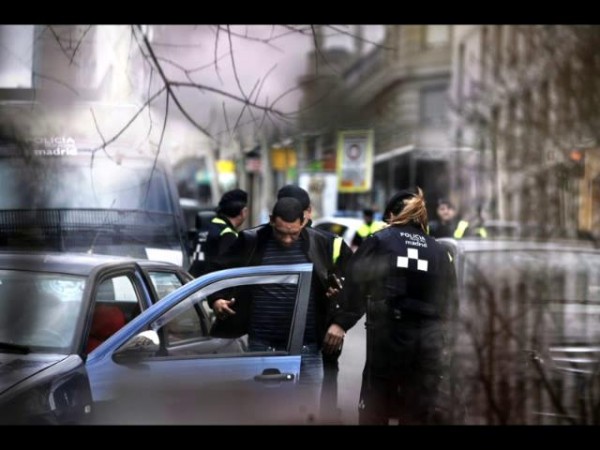 Fotograma del vídeo de fotogracción sobre redadas racistas en Madrid. / Vimeo