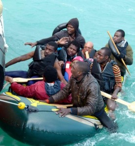 Varios migrantes en una patera en el Atlántico. / S.M