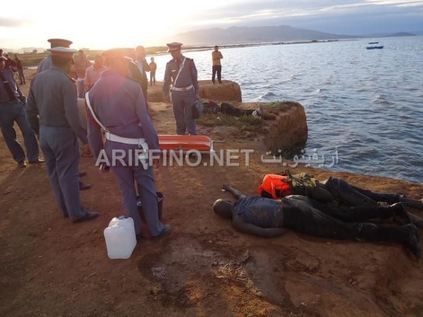 Agentes custodian los cadáveres de los inmgirantes subsaharianos en Nador. / Ariffino.net