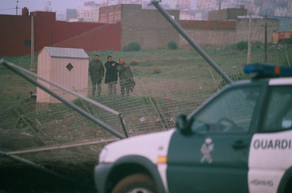 Agentes protegen la Alambrada rota de la frontera de Melilla y Marruecos. / J.P