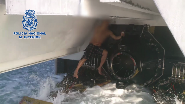 Fotografía del hombre entre las hélices del ferry Tanger-Tarifa. / Policia