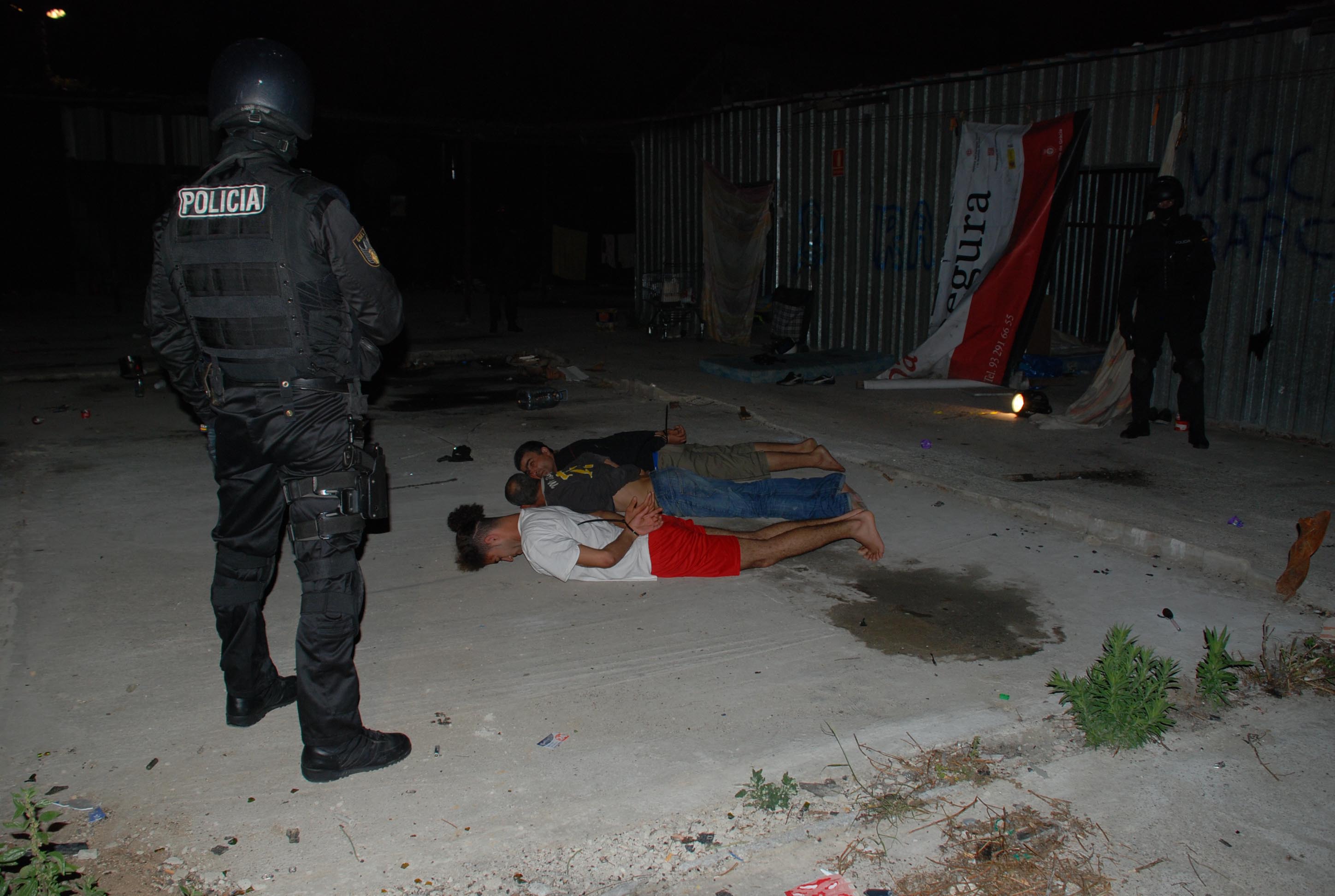 Los tunecinos detenidos con las manos atadas. / Policia