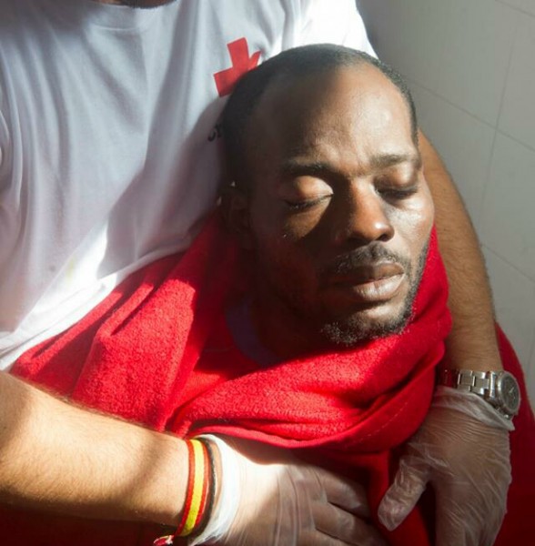 Daniels junto a un voluntario de Cruz Roja al llegar de su travesía en barco. Marcos Moreno/ AFP