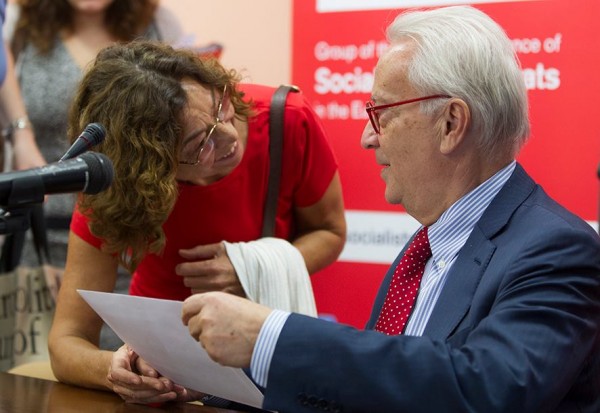 Un representante de CEAS-Sahara entrega el documento a líder de los socialistas europeos. / J.Z