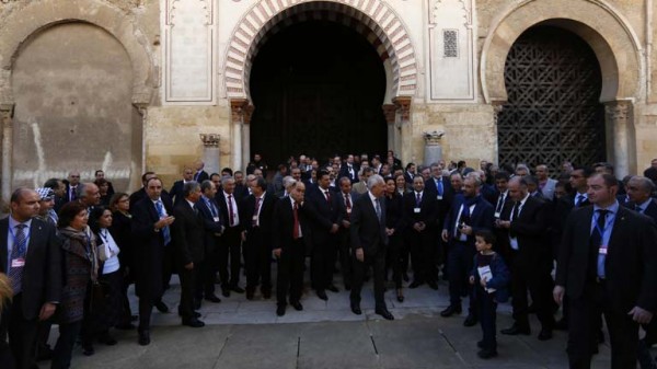 El minsitro de exteriores junto a la oposición siria en la Mezquita-Catedral de Córdoba. / Rtve.es