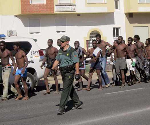 Los inmigrantes que esta mañana han logrado llegar a Melilla. / O.M