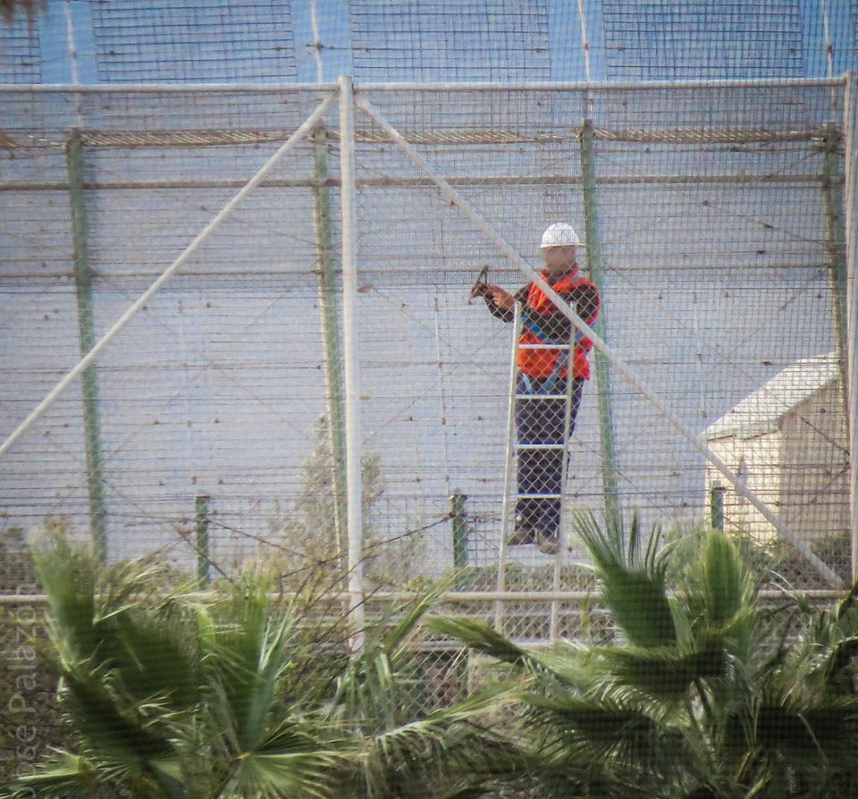 La instalación de malla antitrepa se está haciendo a marchas forzadas en la valla de Melilla. / José Palazón