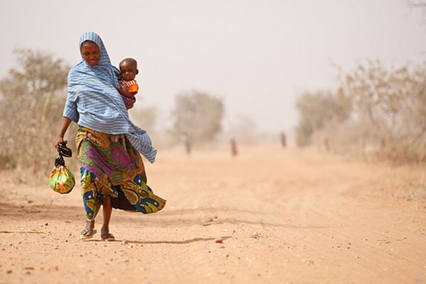 Un mujer recoge agua en un punto de Níger. UNICEF/Olivier Asselin