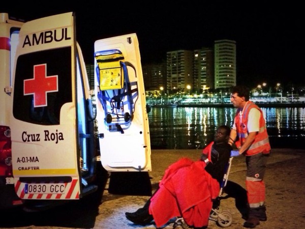 Un hombre es trasladado a una ambulancia tras cruzar el mediterráneo en una zodiac. / S. Rodrigo