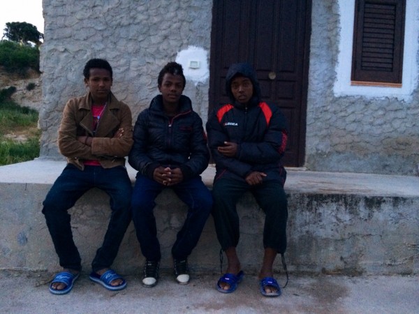 Samir en el centro de la foto junto a sus compañeros de viaje en la isla italiana de Lampedusa. / Sergio Rodrigo