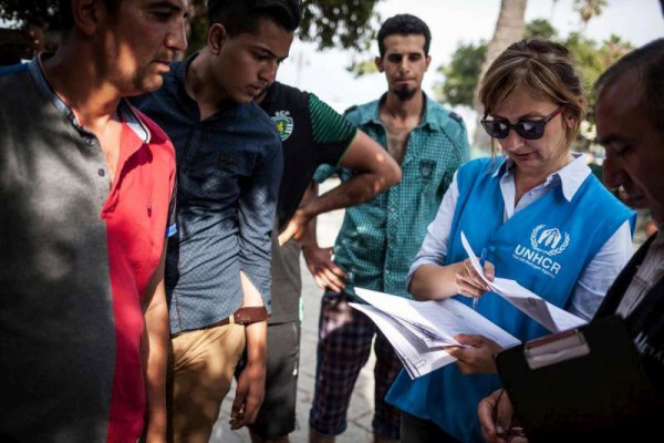 Personal del ACNUR registra a refugiados en Grecia. Foto de archivo: ACNUR/S. Baltagiannis