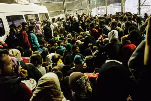 Refugiados esperan en un centro de acogida. / ACNUR