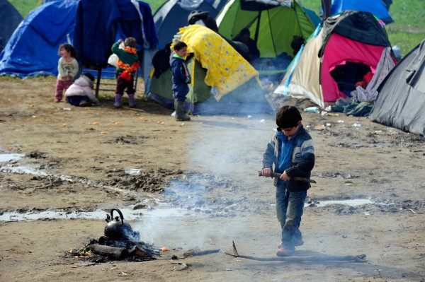 Niños migrantes frente a un campo temporal de refugiados en Idomeni (Grecia). Foto: UNICEF/Tomislav Georgiev