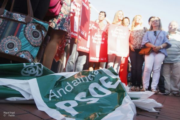 Una bandera del PSOE Andalucía en la marcha del día del refugiado. / Miguel Pachón