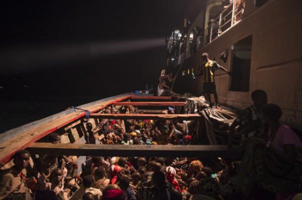 Refugiados de Burundi que acaba de salir de la orilla del lago Tanganyika. Luego serán trasladados al campo de refugiados de Tanzania Nyaragusu . / ACNUR