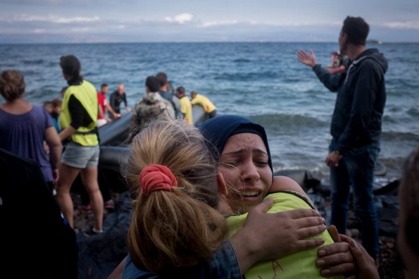 Migrantes procedentes de Siria, Iraq y Afganistán son recibidos por voluntarios al desembarcar en la isla griega de Lesbos. Foto de archivo: UNICEF/Ashley Gilbertson