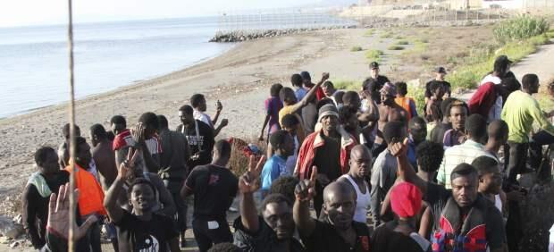 Inmigrantes en la frontera del Tarajal de Ceuta. / Twitter